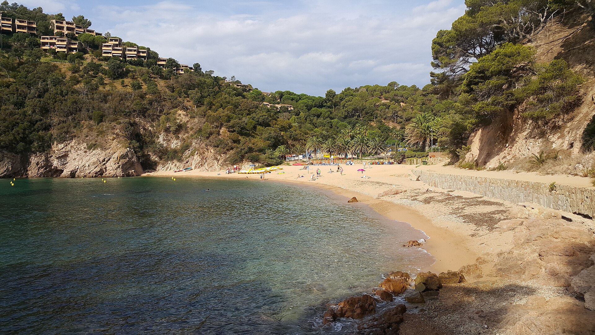 Cala Giverola, Tossa de Mar - By Friviere - Own work, CC BY-SA 3.0, https://commons.wikimedia.org/w/index.php?curid=62081939.