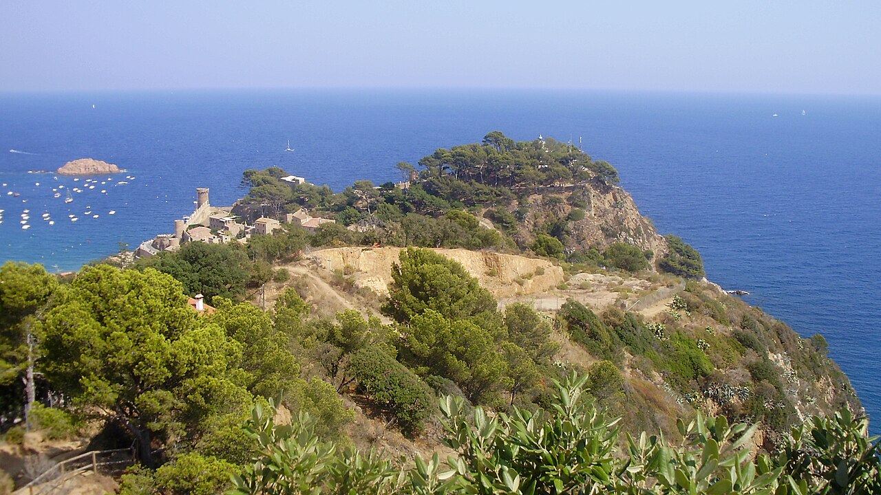 Detalle de Tossa de Mar des del Camí de ronda tranvía - By klimmanet, CC BY 3.0, https://commons.wikimedia.org/w/index.php?curid=54554875.