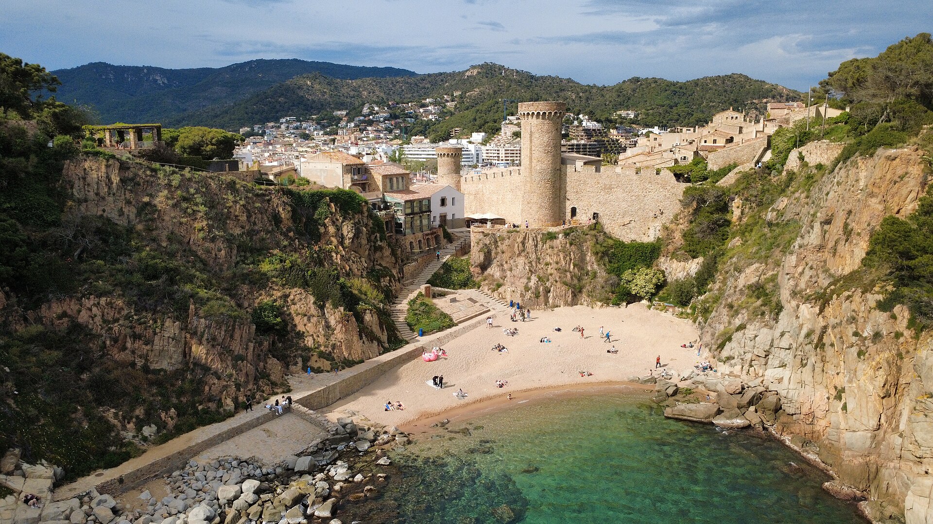 Playa de Es Codolar en Tossa de Mar - By Sylvestre - Own work, CC BY-SA 4.0, https://commons.wikimedia.org/w/index.php?curid=198493196.