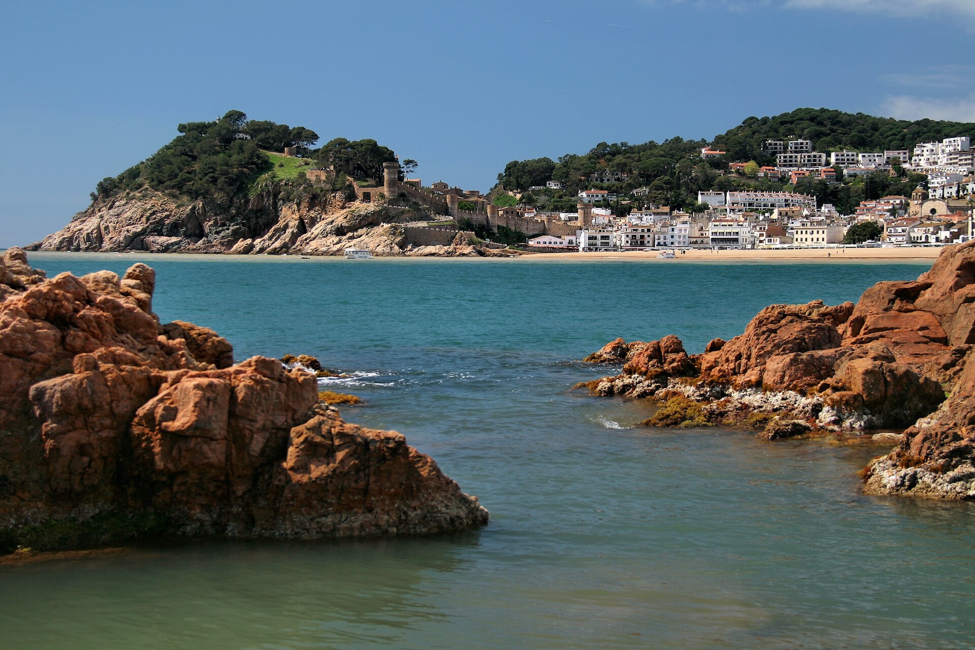 Tossa de Mar - By Jorge Franganillo - Own work, CC BY-SA 4.0, https://commons.wikimedia.org/w/index.php?curid=41186774.