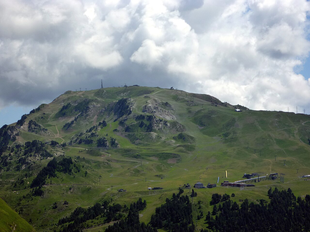 Baqueira en verano desde la carretera de de Beret (Naut Aran) - By Isidre blanc - Own work, CC BY-SA 3.0, https://commons.wikimedia.org/w/index.php?curid=27931073.