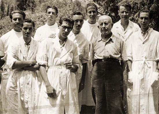 Carl Faust amb els joves científics del curs d'estiu de 1949. D'esquerra a dreta: Pere Arté, Bonaventura Andreu, Ramon Margalef, Miquel Duran, Manel Gómez Larrañeta, Miquel Massutí, Carl Faust, Julio Rodríguez Roda i Josep Maria Camps. Hola falta Carles Bas, que potser seria que faria la fotografia - By Fundació Carl Faust, CC BY-SA 3.0, https://commons.wikimedia.org/w/index.php?curid=77204649.