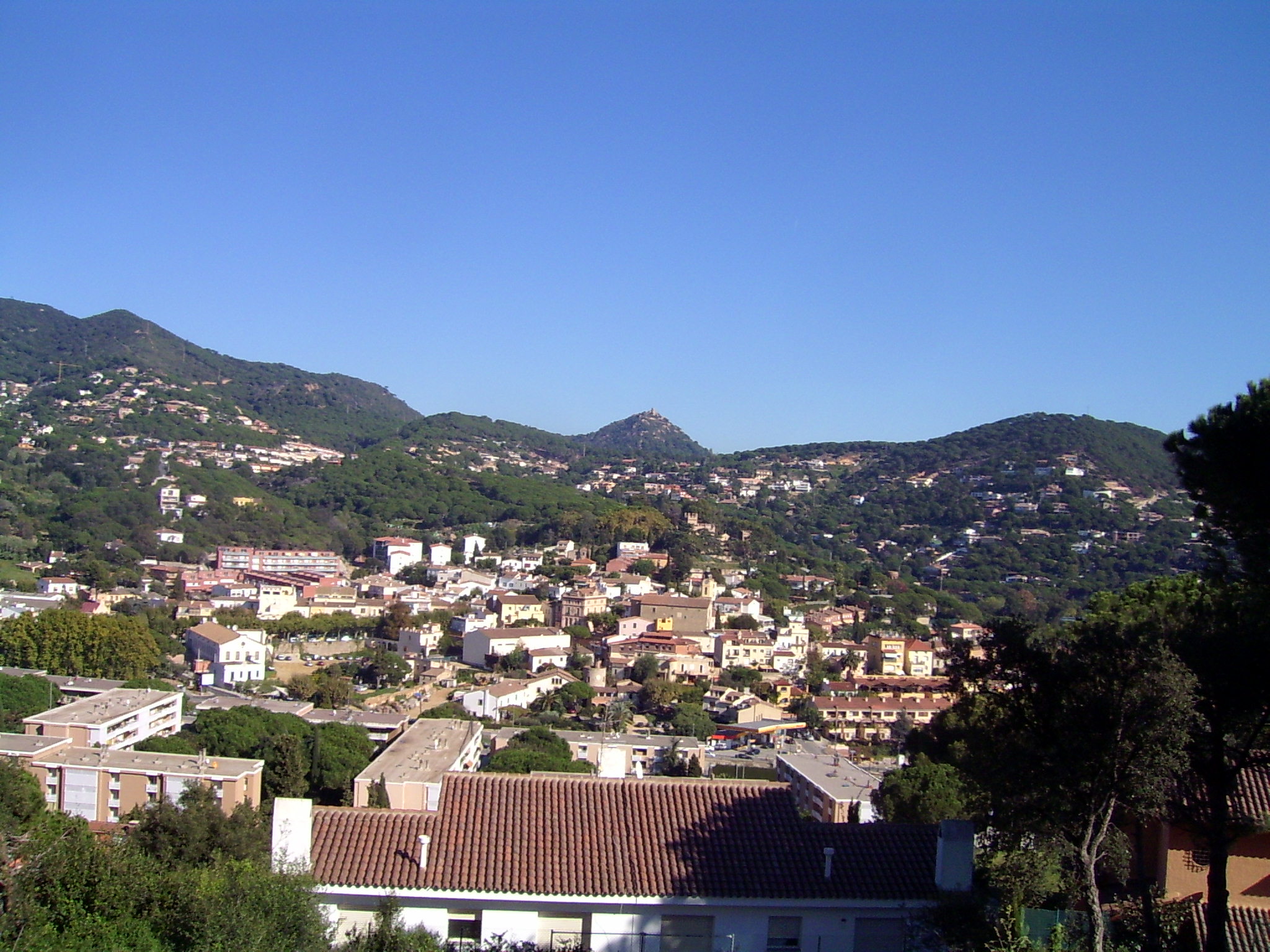 Cabrils, comarca del Maresme. En el centro la montaña de Burriac, con el castillo del mismo nombre - Por friviere - Trabajo propio, CC BY-SA 3.0, https://commons.wikimedia.org/w/index.php?curid=403419.