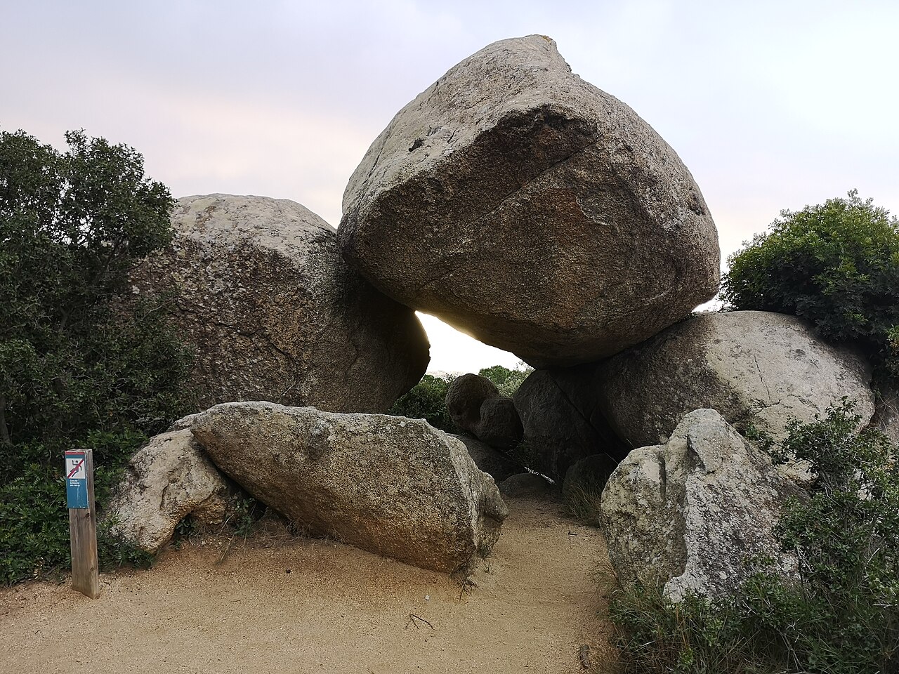 Cova de la Granota - By Quico Iglesias - Own work, CC BY-SA 4.0, https://commons.wikimedia.org/w/index.php?curid=141817259.
