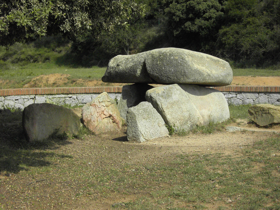 Dolmen de la Roca D' en Toni - José Samón Forgas, CC BY 3.0 , via Wikimedia Commons.