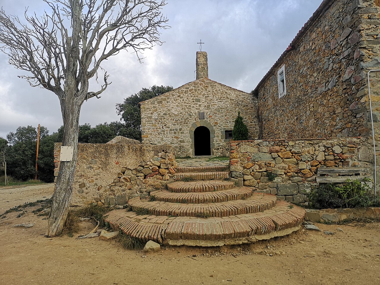 Ermita de Sant Mateu - By Quico Iglesias - Own work, CC BY-SA 4.0, https://commons.wikimedia.org/w/index.php?curid=141817409.