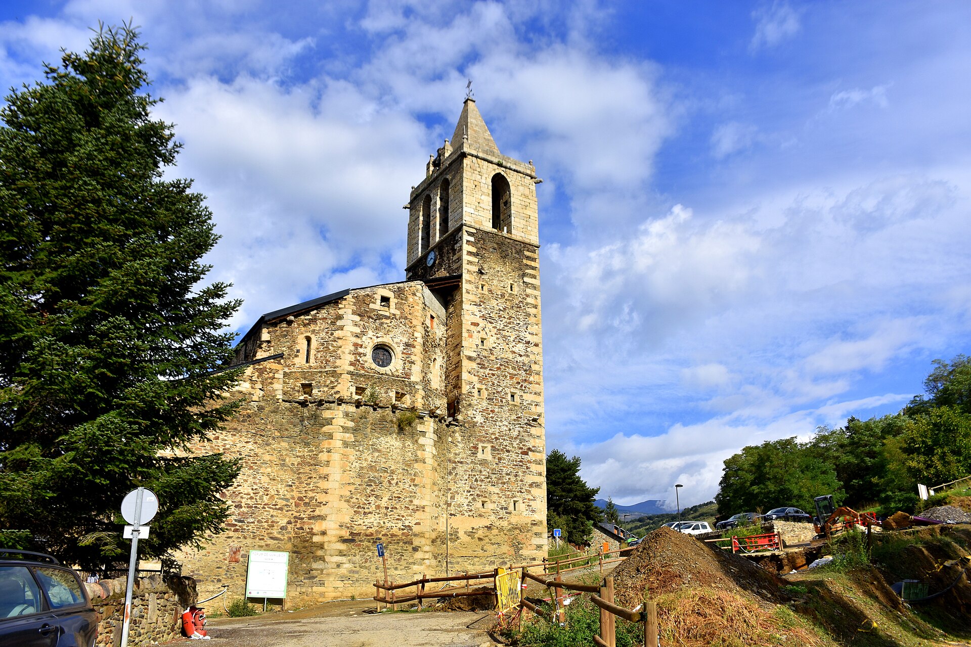 Perspectiva exterior de la Iglesia de la Mare de Déu dels Àngels en Llívia - By Angela Llop - https://www.flickr.com/photos/angela_llop/52335262067/, CC BY-SA 2.0, https://commons.wikimedia.org/w/index.php?curid=122911019.