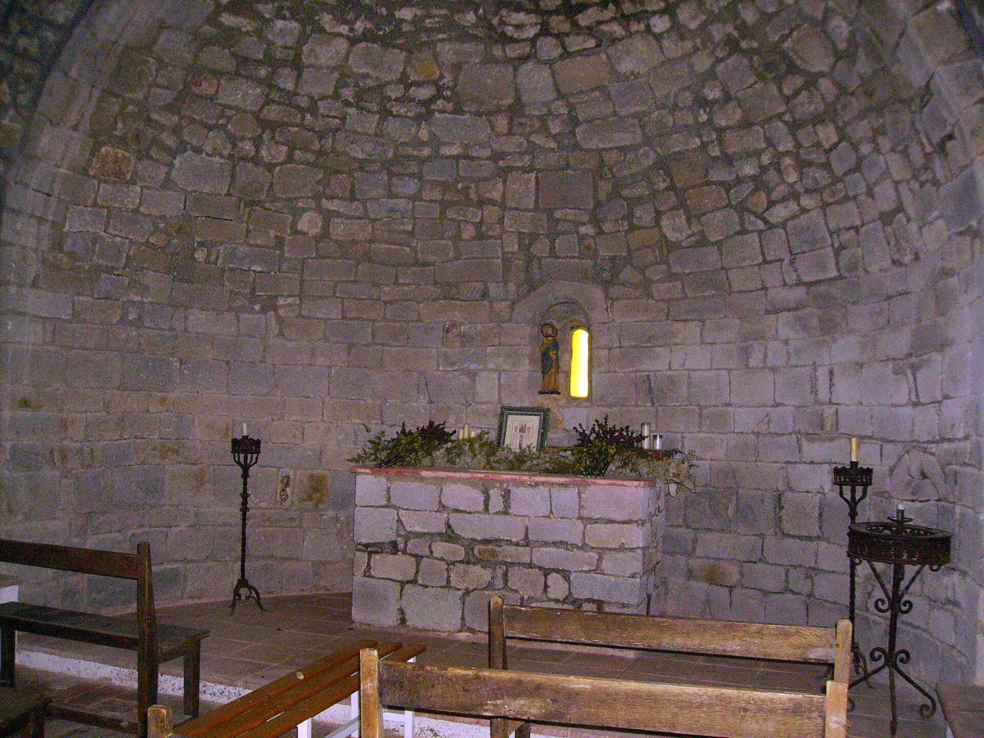 Ermita de Sant Mateu (Premiá de Dalt) - By Josep Maria Viñolas Esteva - Own work, CC BY-SA 4.0, https://commons.wikimedia.org/w/index.php?curid=37024903.