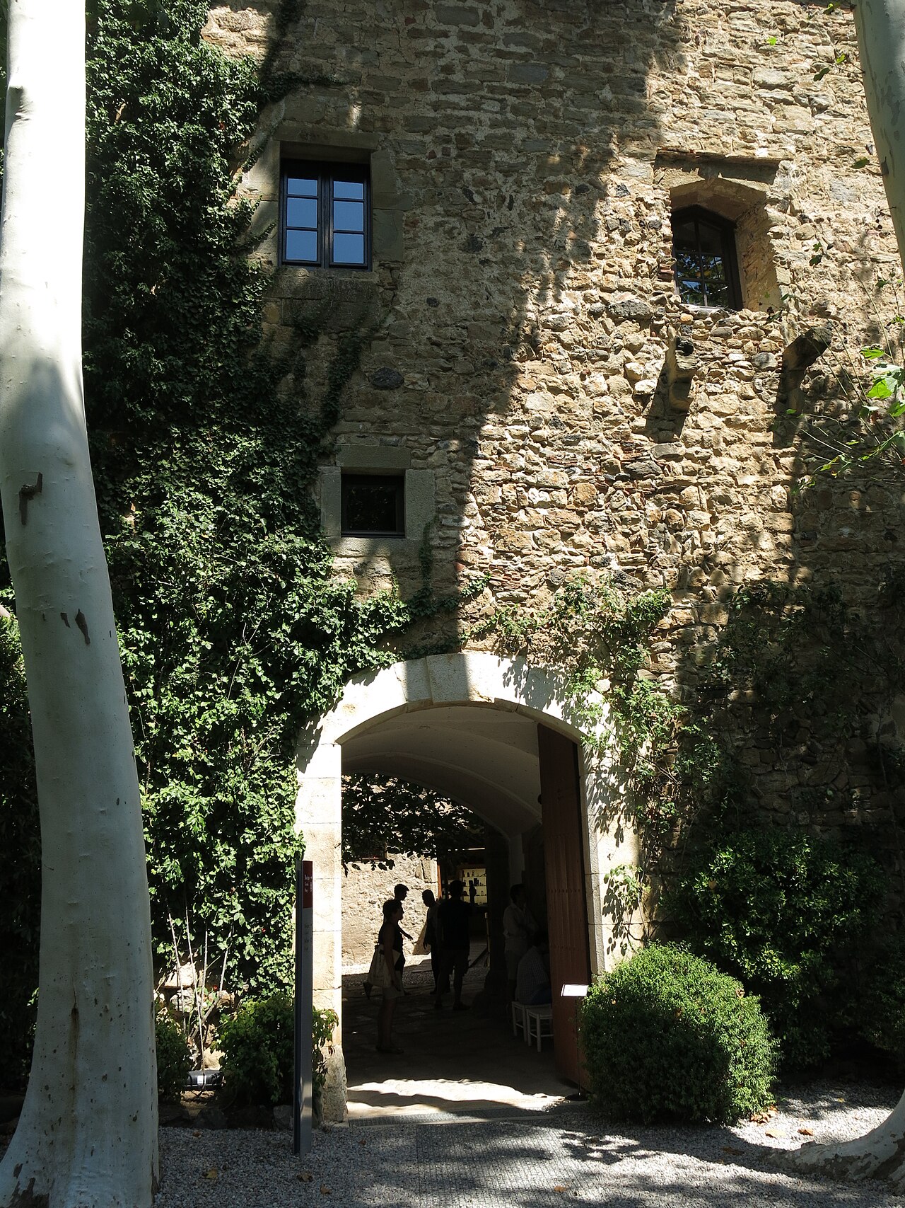 Entrada Castillo de Púbol - By Enric - Own work, CC BY-SA 4.0, https://commons.wikimedia.org/w/index.php?curid=62082576.
