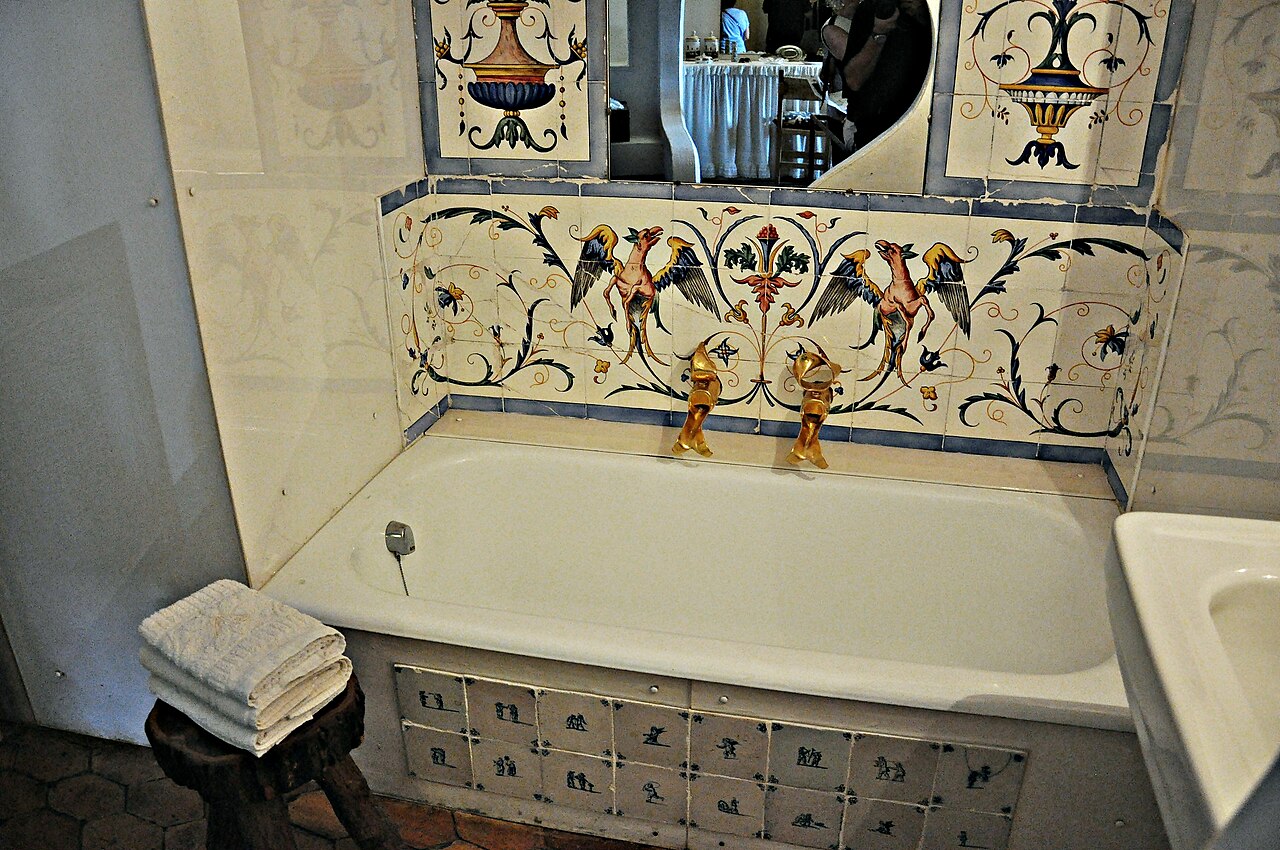 Baño de Gala - By Daniel CULSAN - Own work, CC BY-SA 4.0, https://commons.wikimedia.org/w/index.php?curid=36706402.