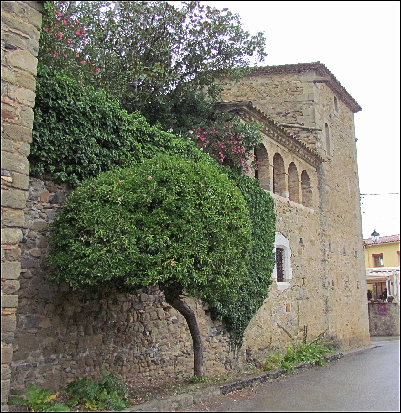 Perspectiva exterior de la Casa Museo de Púbol - By Daniel CULSAN - Own work, CC BY-SA 4.0, https://commons.wikimedia.org/w/index.php?curid=36766319.