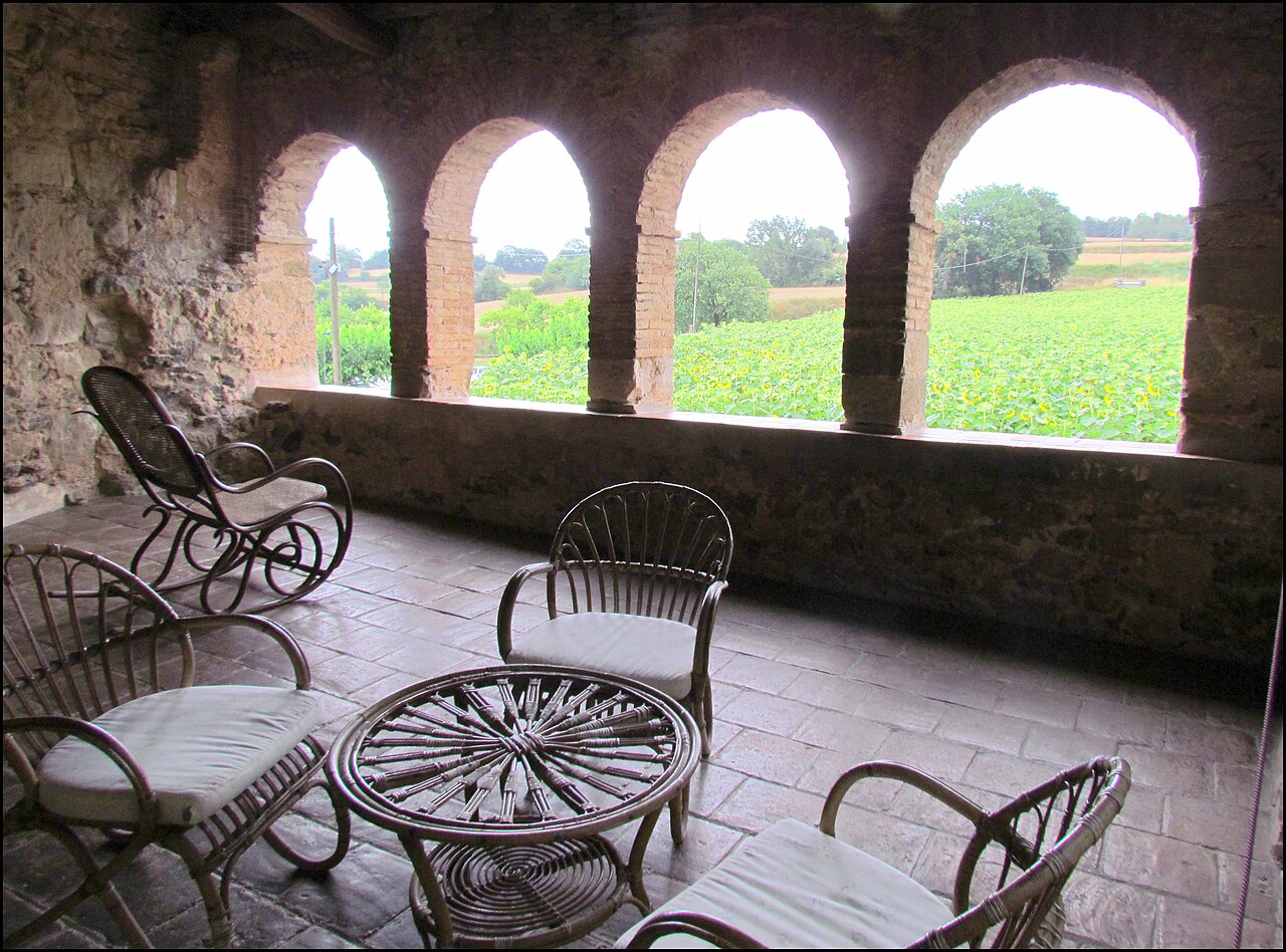 Terraza del Castillo de Púbol - By Daniel CULSAN - Own work, CC BY-SA 4.0, https://commons.wikimedia.org/w/index.php?curid=36768117.