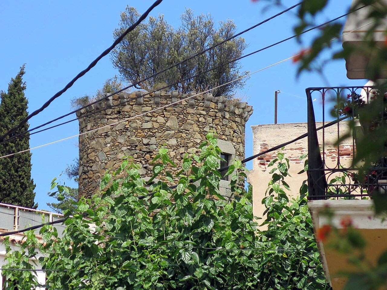 Torre Busquets (Caldes d'Estrac) - By Enfo - Own work, CC BY-SA 3.0, https://commons.wikimedia.org/w/index.php?curid=28033353.