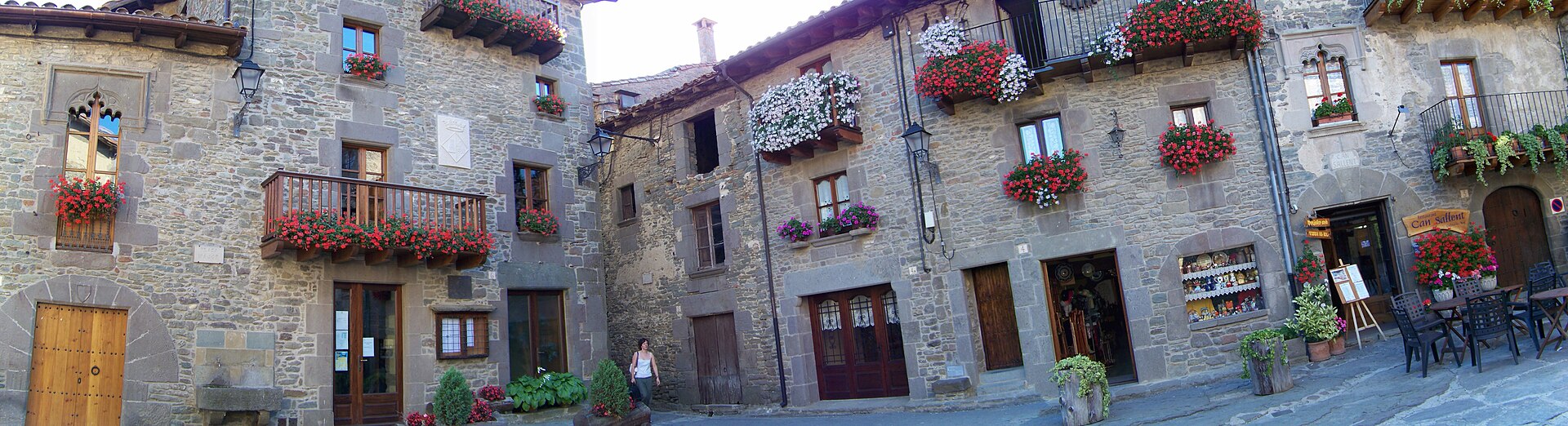 Perspectiva a pie en Rupit - By sito.rm, CC BY-SA 3.0, https://commons.wikimedia.org/w/index.php?curid=53635738.