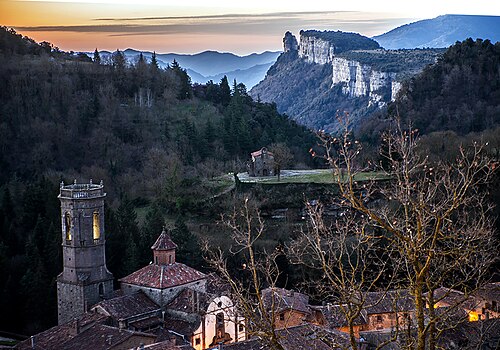 Amanecer en Rupit - By Carmemolistvidal - Own work, CC BY-SA 4.0, https://commons.wikimedia.org/w/index.php?curid=122923743.