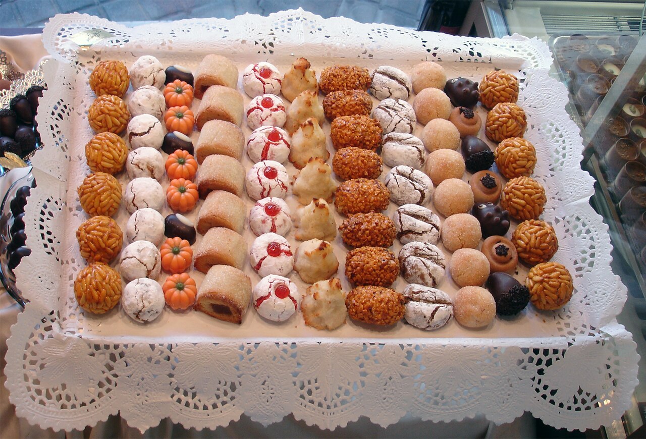 Surtido de panellets - Por Mutari 15:57, 30 October 2007 (UTC) - Trabajo propio, Dominio público, https://commons.wikimedia.org/w/index.php?curid=2995937.