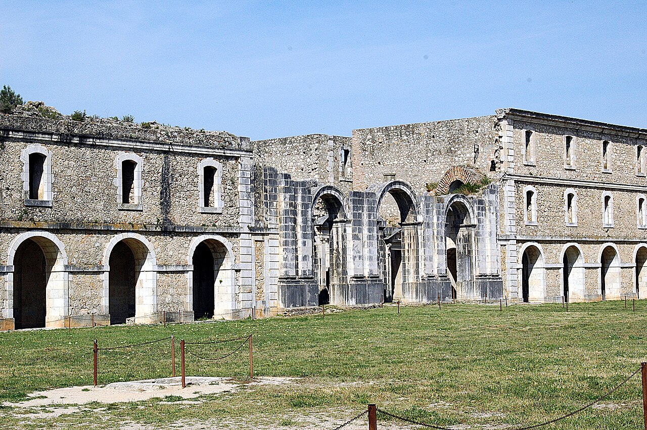Castillo de Sant Ferrán - By Enfo - Own work, CC BY-SA 3.0, https://commons.wikimedia.org/w/index.php?curid=21775843.