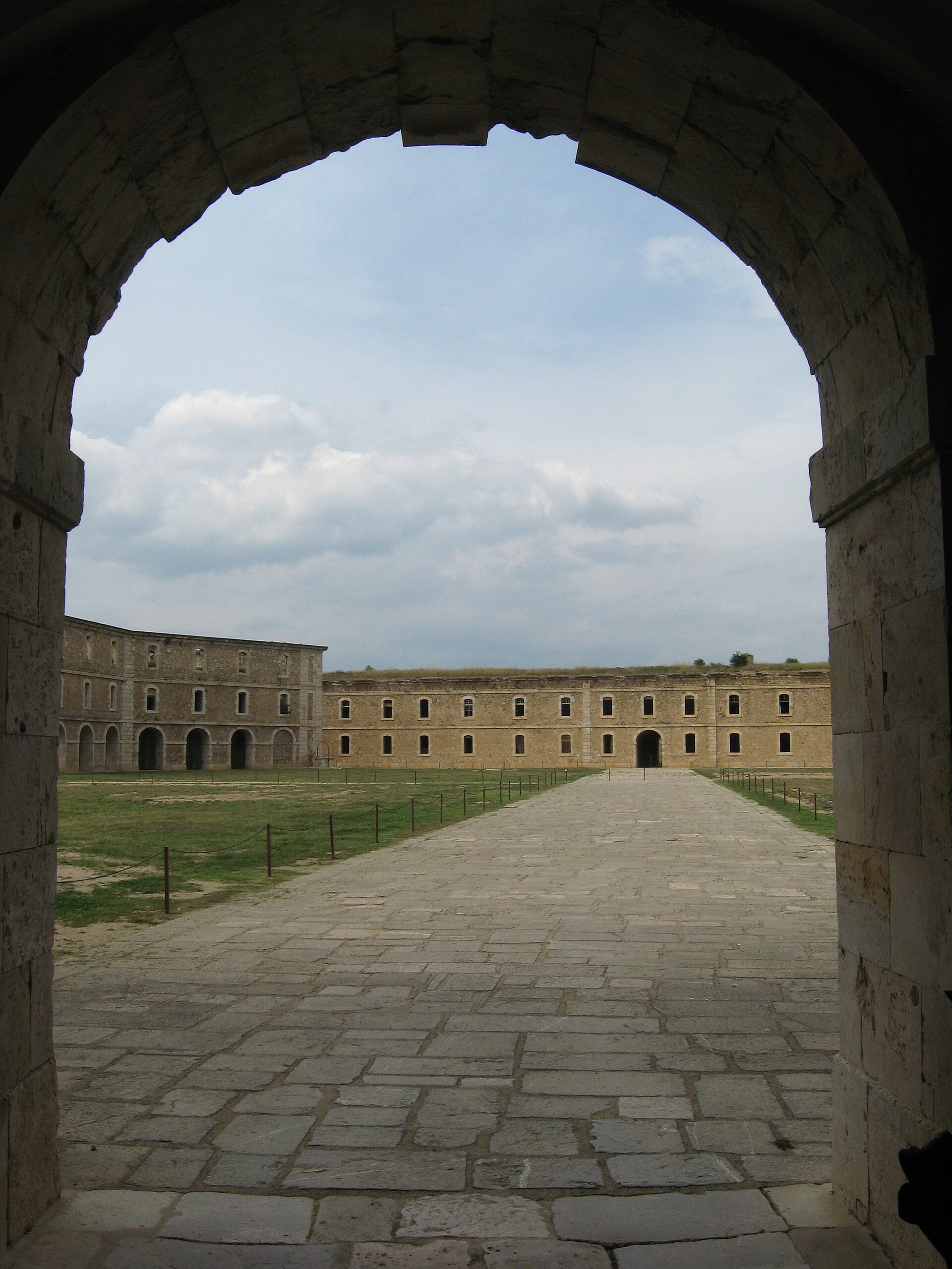 Perspectiva a pie en el Castillo de San Fernando - By Gordito1869 - Own work, CC BY 3.0, https://commons.wikimedia.org/w/index.php?curid=11602171.