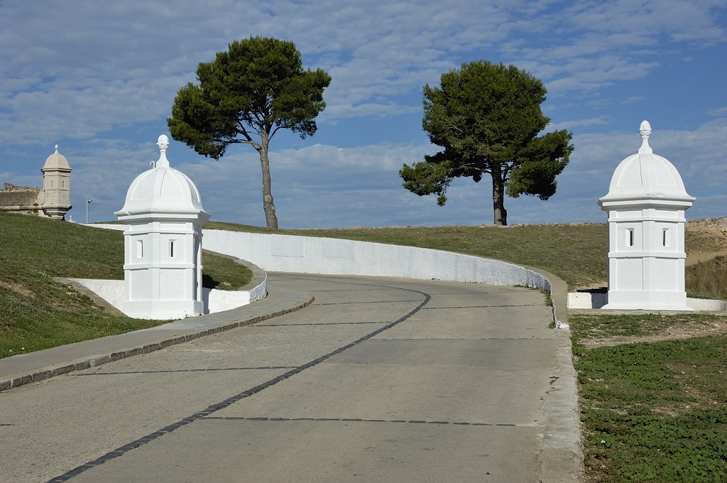 Perspectiva entrando al Castillo - By Doronenko - Own work, CC BY-SA 3.0, https://commons.wikimedia.org/w/index.php?curid=29897980.
