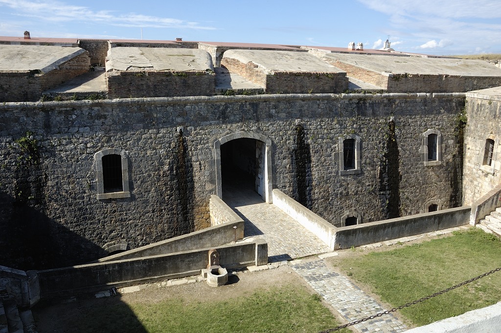 Castillo de Sant Ferran - Doronenko, CC BY-SA 3.0, via Wikimedia Commons.