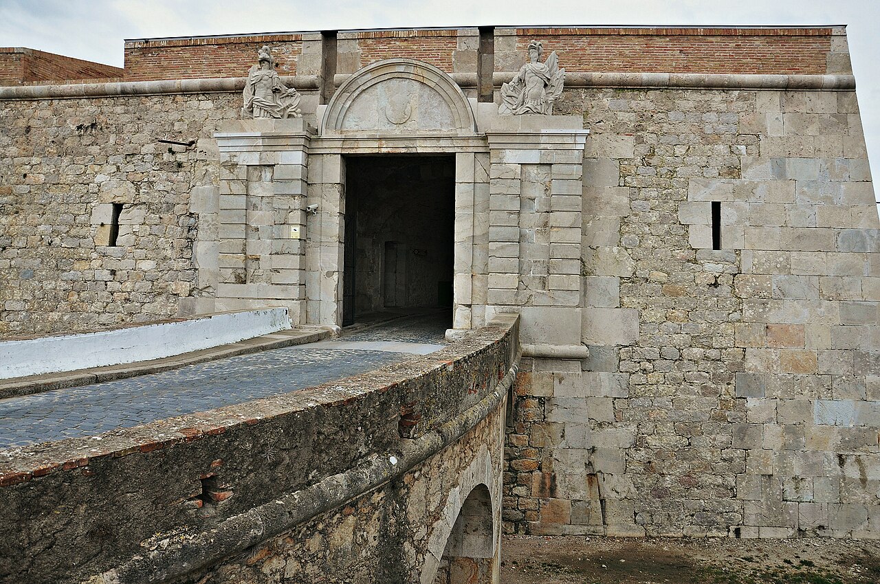 Puente de entrada - By Alberto-g-rovi - Own work, CC BY-SA 3.0, https://commons.wikimedia.org/w/index.php?curid=27060678.