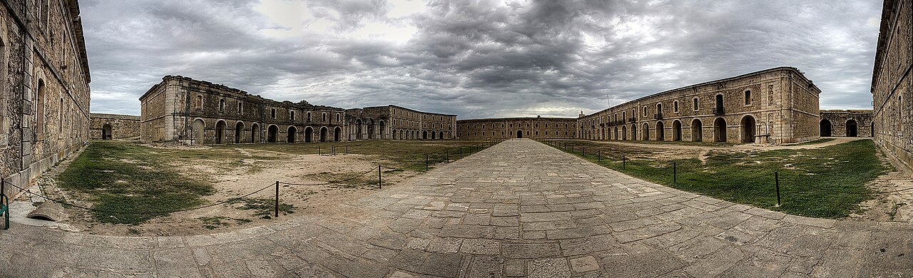 Panorámica HDR de la parte central de la fortaleza de Sant Ferran de Figueres - By Asarola - Own work, CC BY-SA 3.0, https://commons.wikimedia.org/w/index.php?curid=16324496.