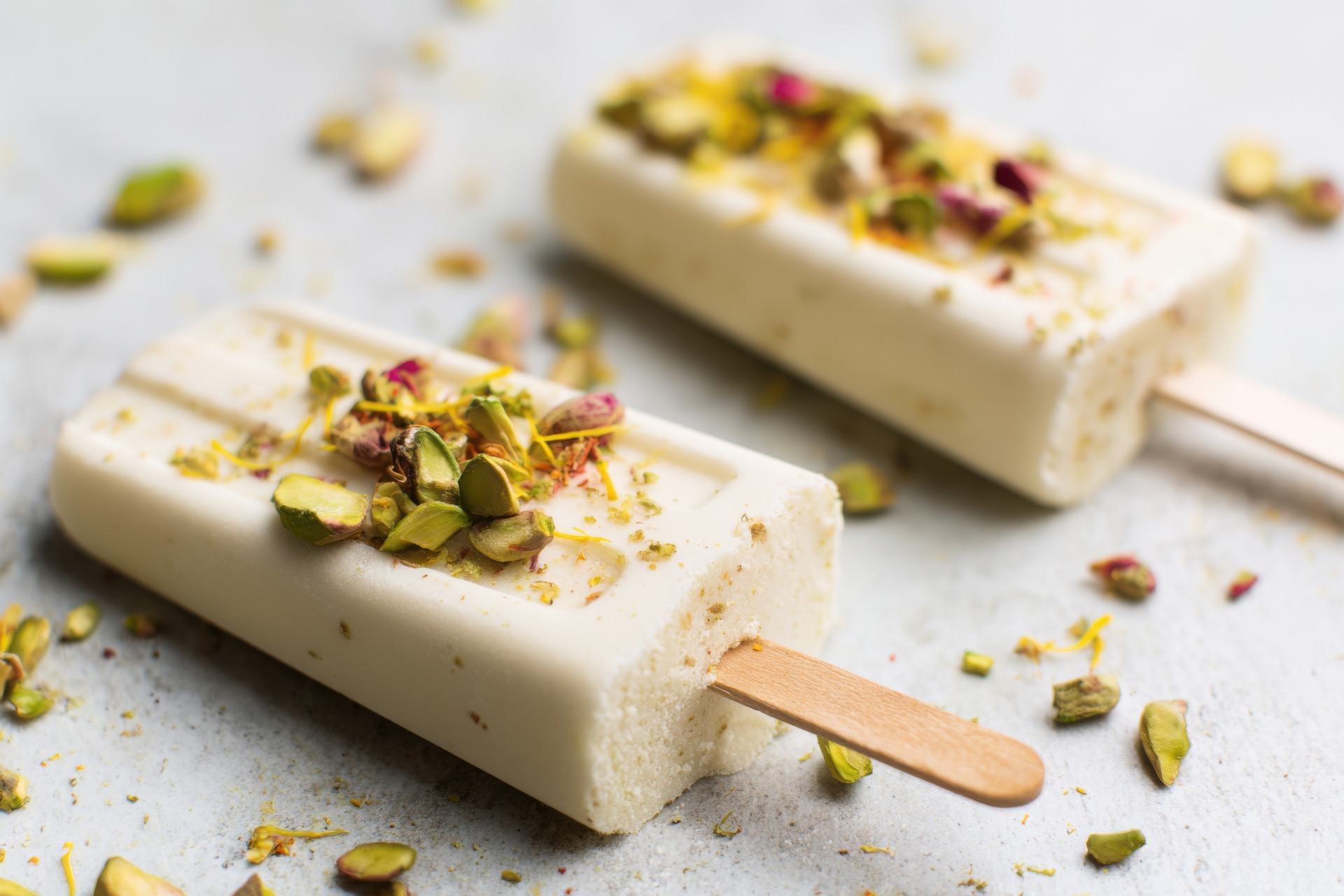 Kulfi Premium de Coco con Pistachos, Rosa y Azafrán.