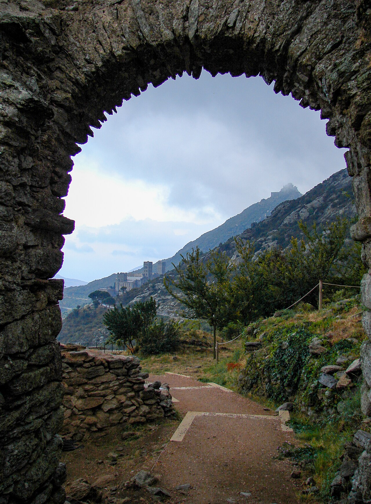 Monasterio de Sant Pere de Rodes desde la ermita de Santa Helena - By Pedro José Ponce Asensio - Own work, CC BY-SA 4.0, https://commons.wikimedia.org/w/index.php?curid=152862769.