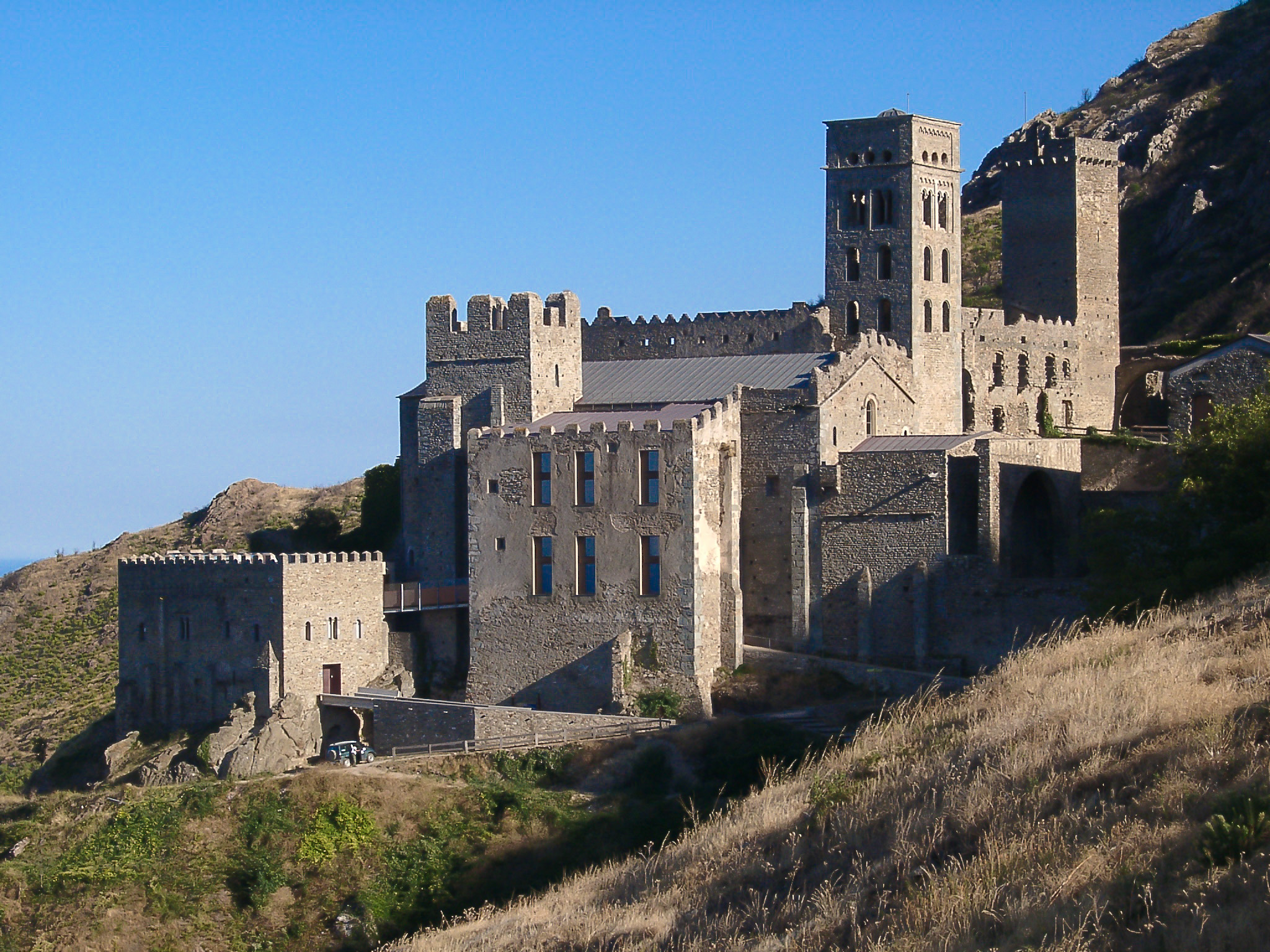 Monasterio de Sant Pere de Rodes - By Photo: Eckhard Henkel / Wikimedia Commons / CC BY-SA 3.0 DE, CC BY-SA 3.0 de, https://commons.wikimedia.org/w/index.php?curid=44585716.