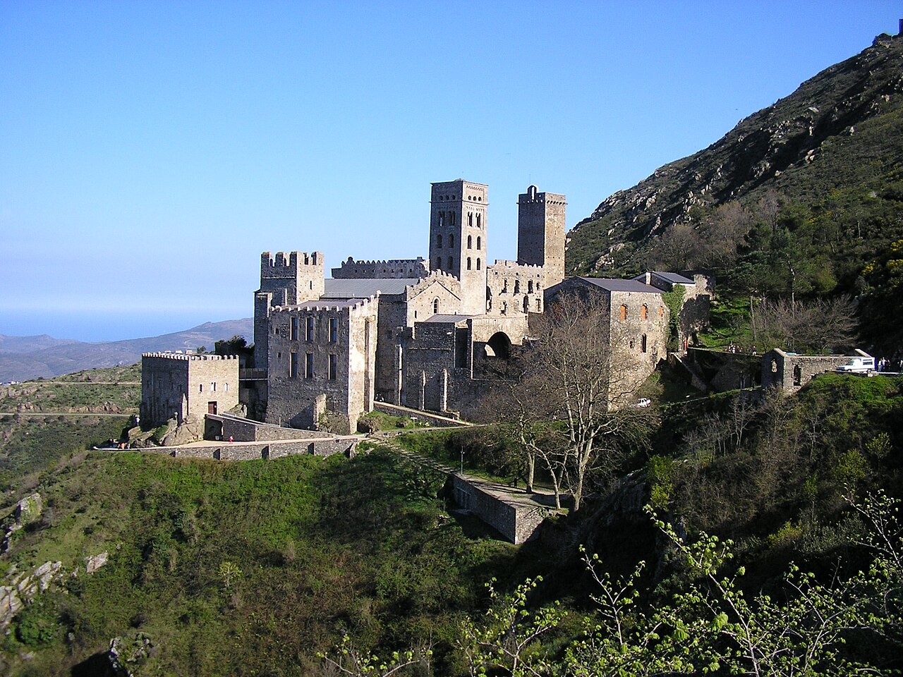 Monasterio de Sant Pere de Rodes - Perspectiva del Conjunto - By Borjaanimal - Own work, CC BY-SA 3.0 es, https://commons.wikimedia.org/w/index.php?curid=16464590.