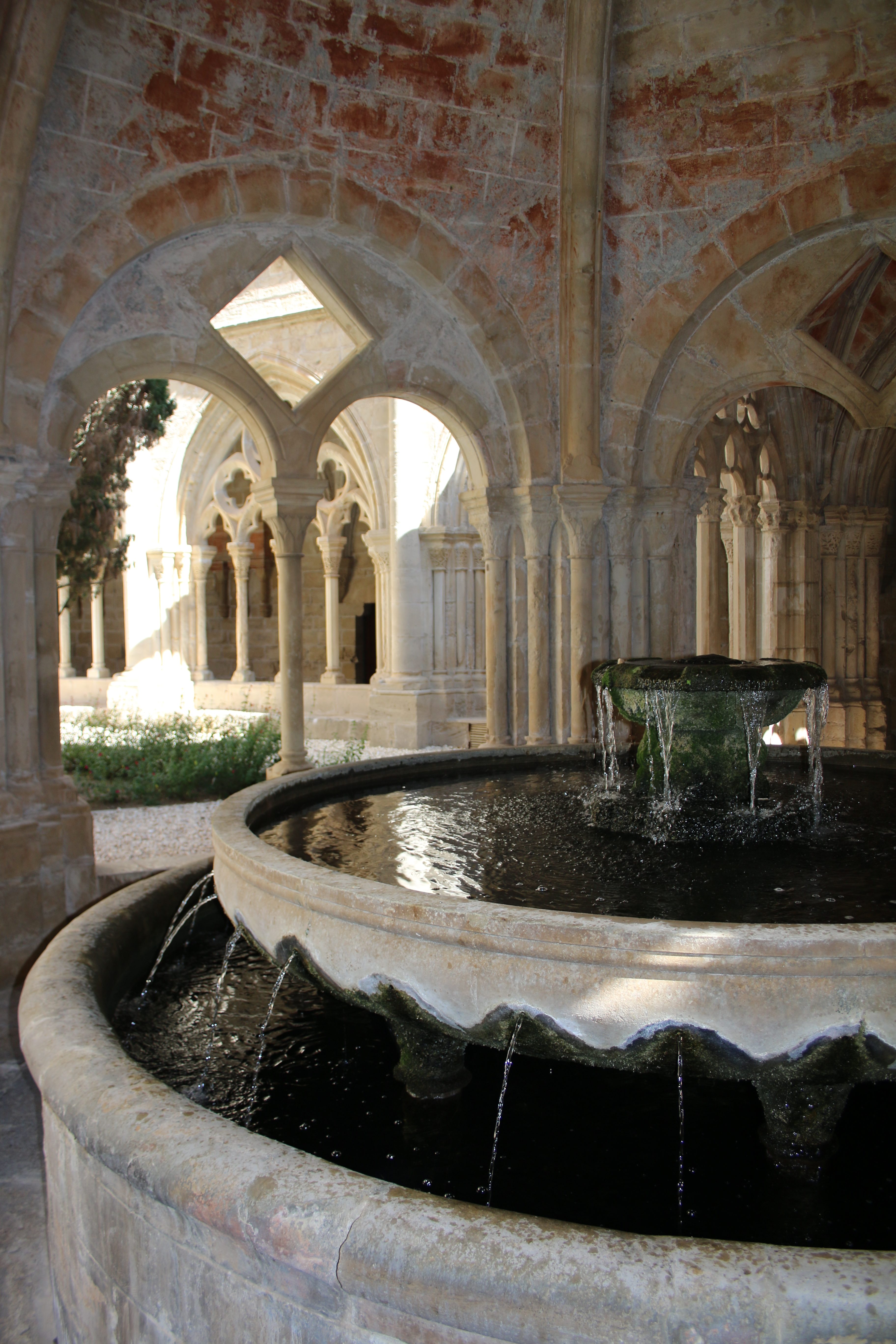 Monasterio de Poblet - By FrDr - Own work, CC BY-SA 4.0, https://commons.wikimedia.org/w/index.php?curid=109229564.