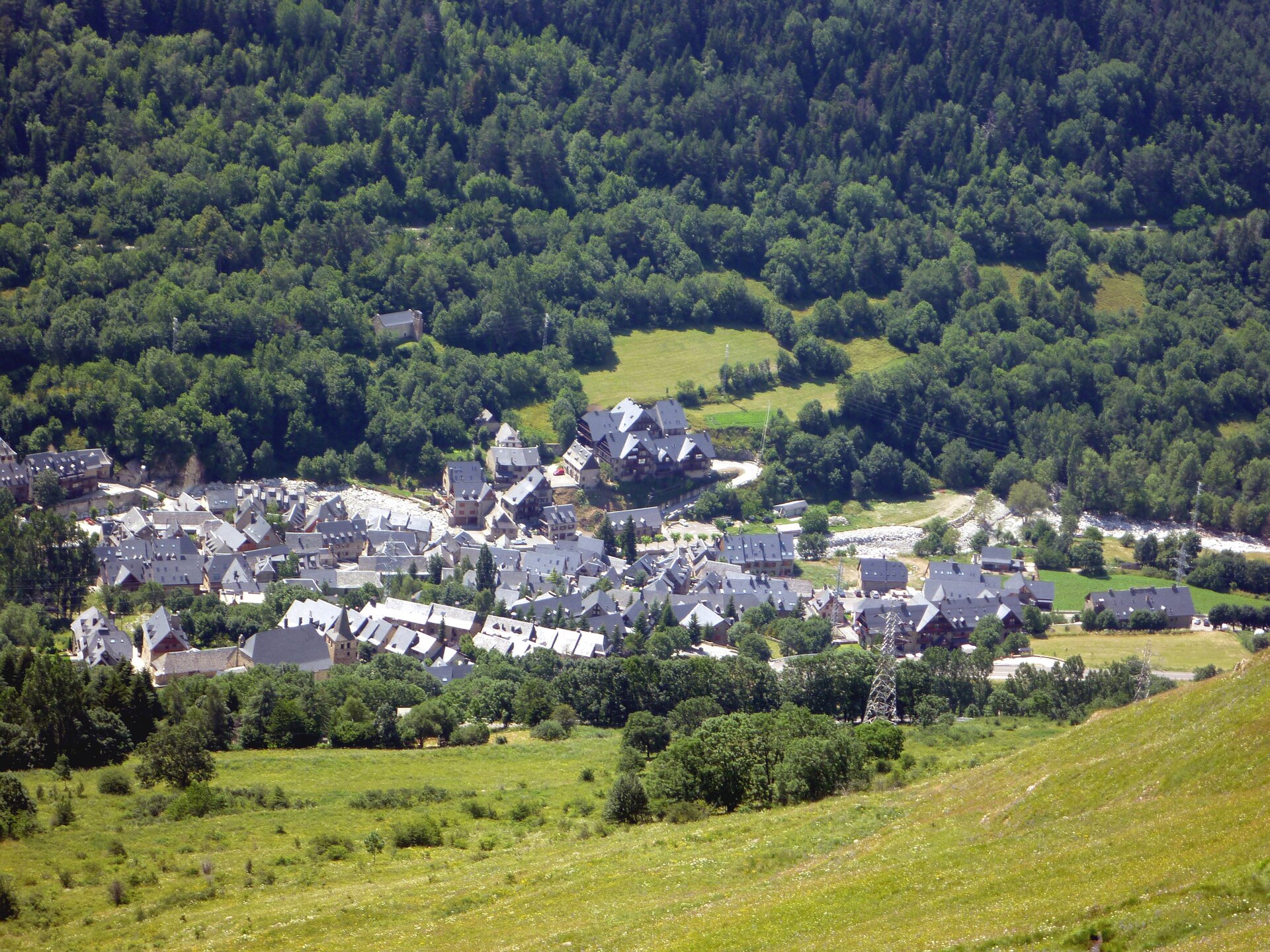 Tredós - By Isidre blanc (talk) - Own work, CC BY-SA 3.0, https://commons.wikimedia.org/w/index.php?curid=27892130.
