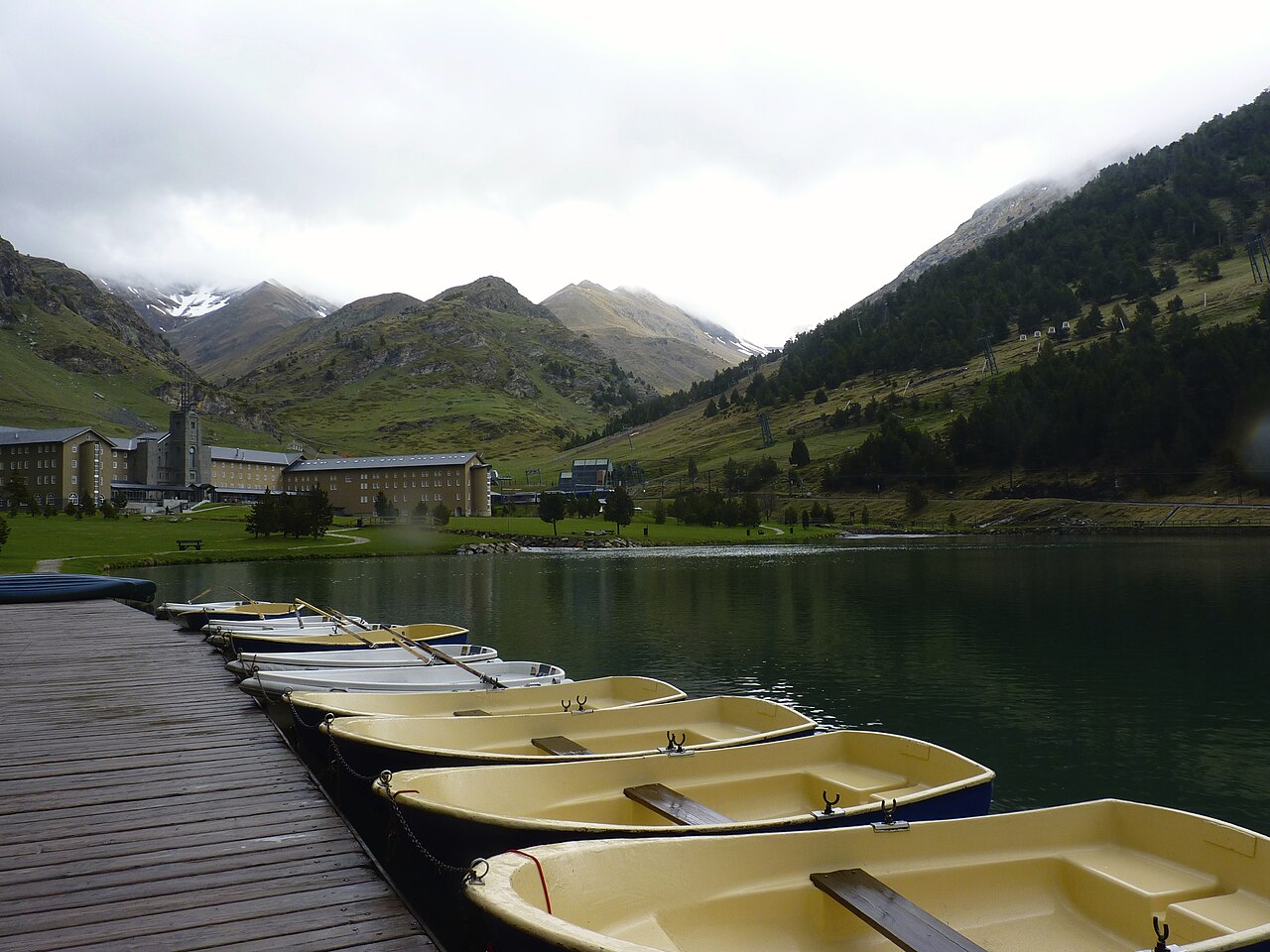 Perspectiva desde el Lago de la Vall de Núria - By Victor Molas - Own work, CC BY-SA 3.0, https://commons.wikimedia.org/w/index.php?curid=32682032.