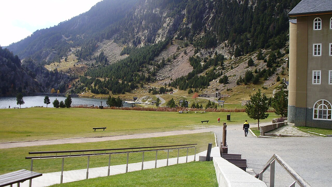 Perspectiva a pie en la Vall de Núria - By klimmanet, CC BY 3.0, https://commons.wikimedia.org/w/index.php?curid=57401465.