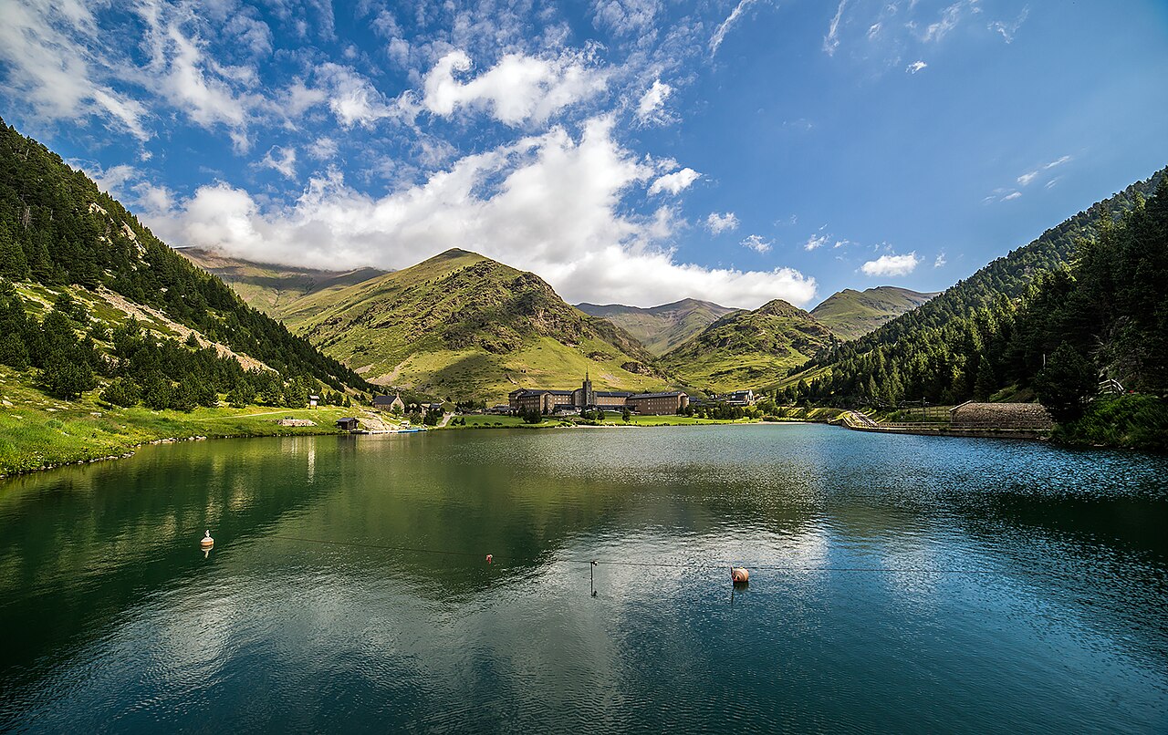 Perspectiva desde el Lago de la Vall de Núria - By Carmemolistvidal - Own work, CC BY-SA 4.0, https://commons.wikimedia.org/w/index.php?curid=122922921.
