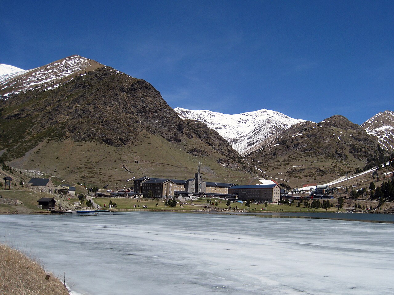 La estación de montaña con el santuario y el embalse de la Vall de Núria - By Till F. Teenck - Own work, CC BY-SA 3.0, https://commons.wikimedia.org/w/index.php?curid=3951140.