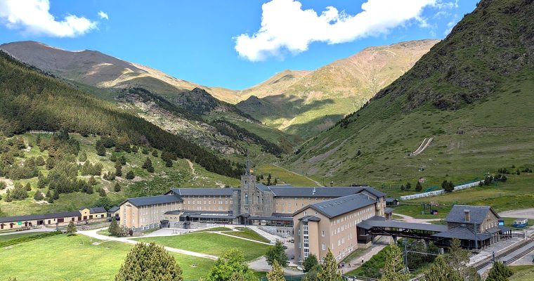 Vall de Núria: naturaleza, historia y aventura en el corazón del Pirineo catalán.