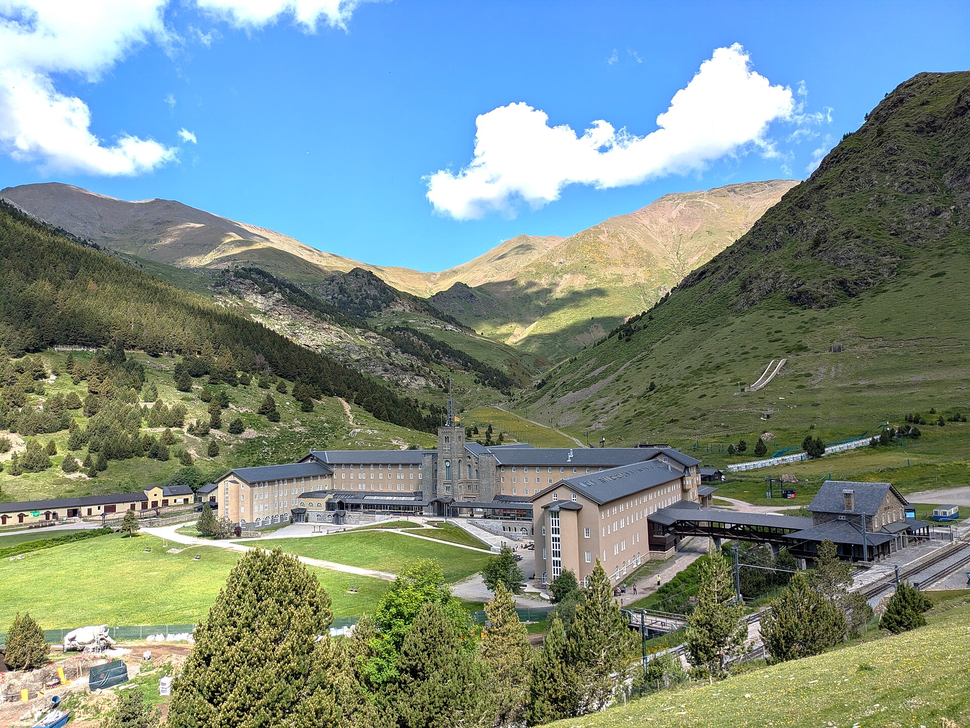 Vall de Núria: naturaleza, historia y aventura en el corazón del Pirineo catalán.
