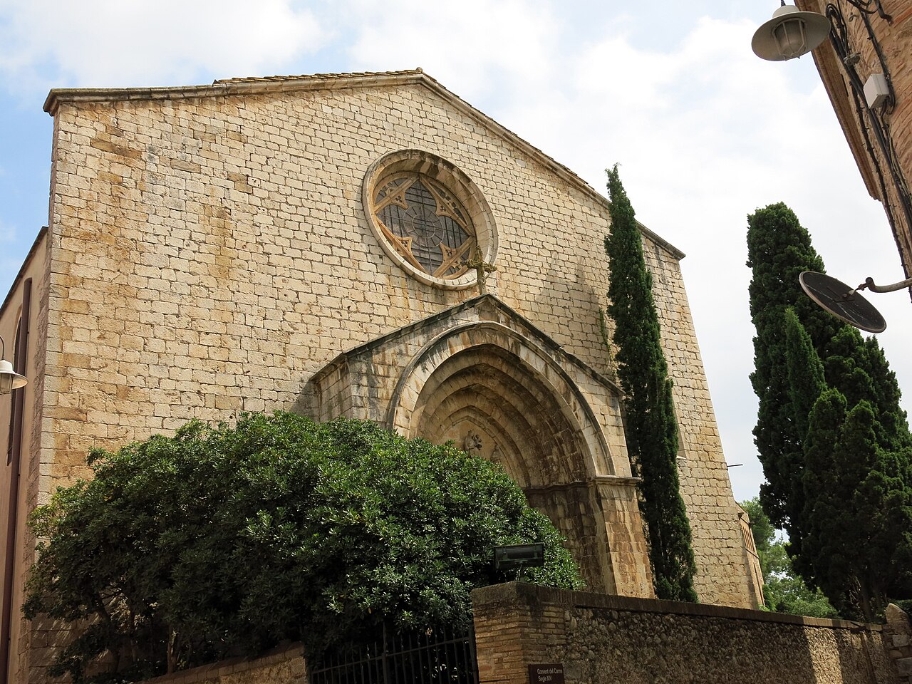 Iglesia del Carmen de Perelada - By Enfo - Treball propi, CC BY-SA 4.0, https://commons.wikimedia.org/w/index.php?curid=35066317.