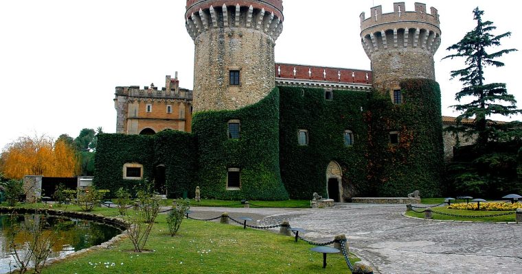 Peralada: historia, casco antiguo, castillo, tradiciones y naturaleza en el corazón del Alt Empordà.