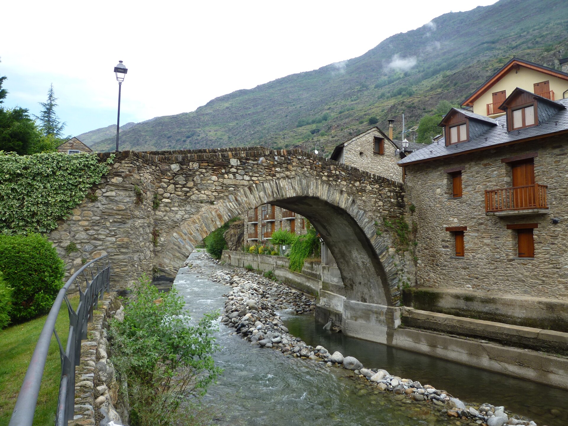 Puente Viejo de Esterri (Esterri d'Àneu) - By Isidre blanc (talk) - Own work, CC BY-SA 3.0, https://commons.wikimedia.org/w/index.php?curid=27754392.