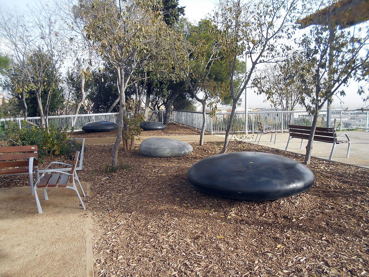 Bancos del jardín en Jardines del Doctor Pla i Armengol - By Canaan - Treball propi, CC BY-SA 4.0, https://commons.wikimedia.org/w/index.php?curid=85078773.