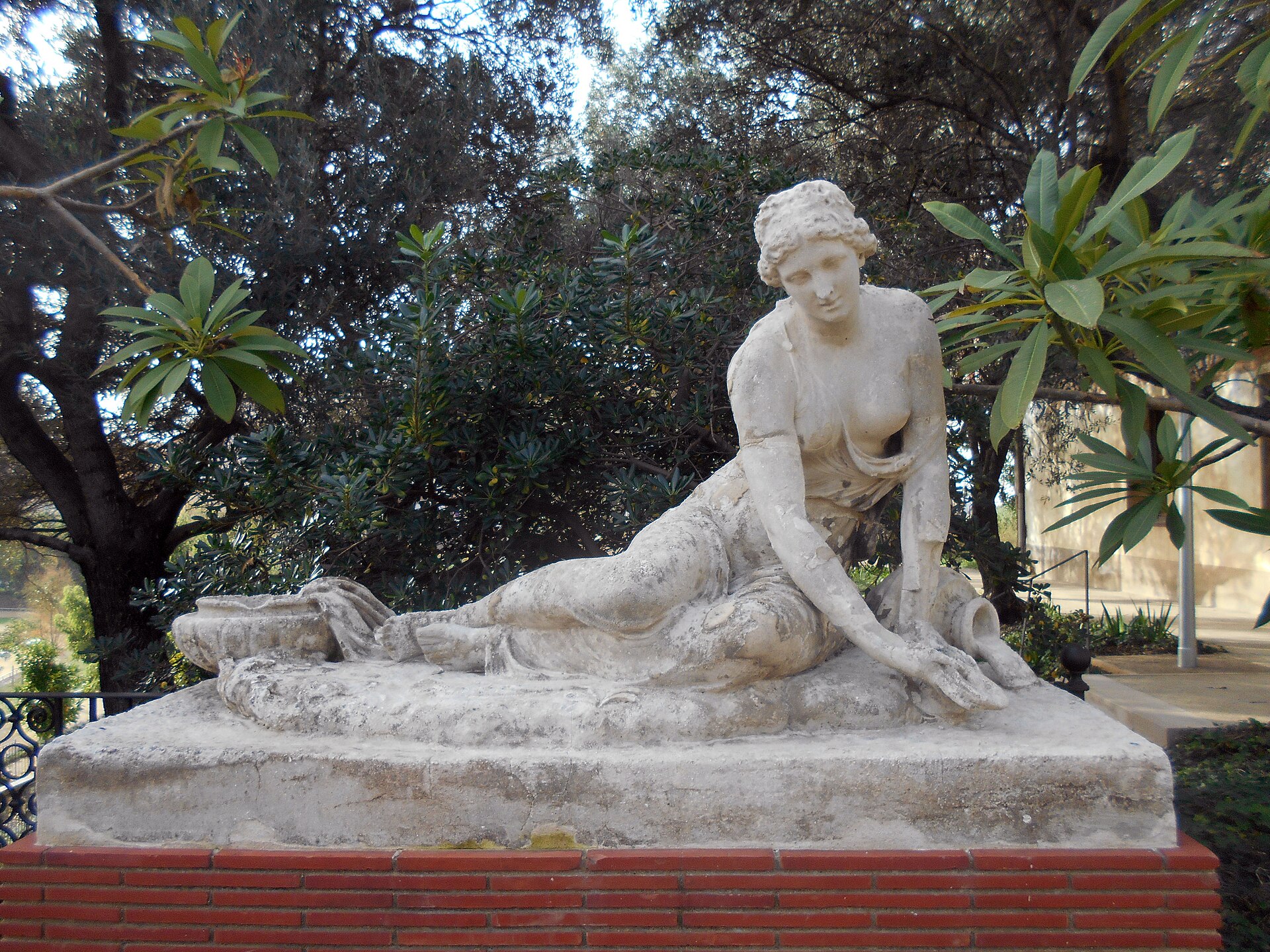 Estatua femenina en Jardines del Doctor Pla i Armengol - Canaán, CC BY-SA 4.0 , via Wikimedia Commons.
