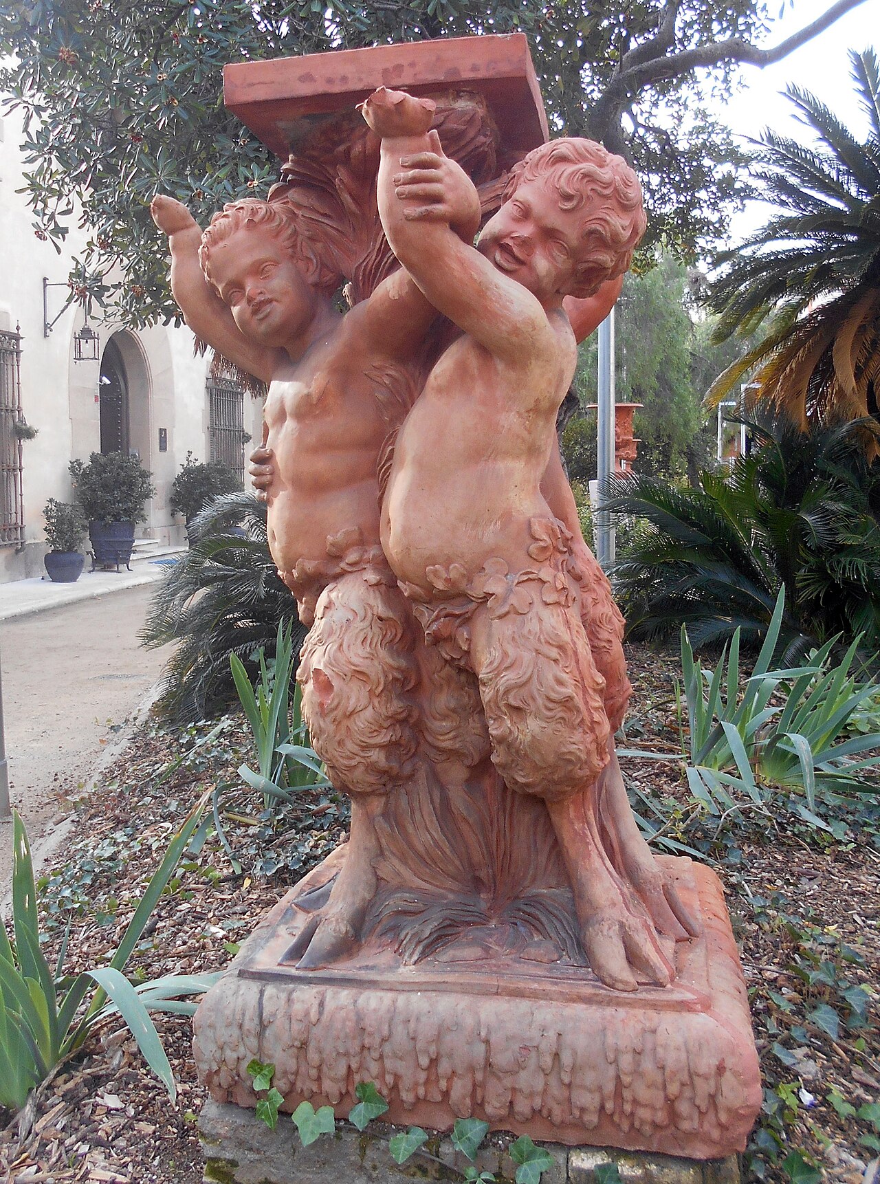 Estatua de sátiros, representando espíritus de los bosques y las montañas, en mitología Griega - Canaán, CC BY-SA 4.0 , via Wikimedia Commons.
