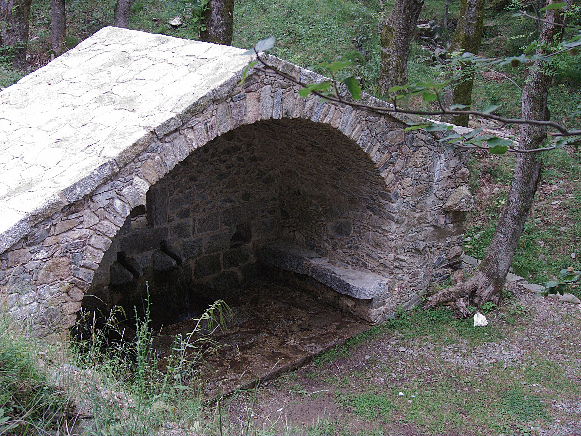 Fuente de las Salinas, Maçanet de Cabrenys - By Bertrand GRONDIN  → (Talk) - Own work, CC BY-SA 3.0, https://commons.wikimedia.org/w/index.php?curid=16282113.
