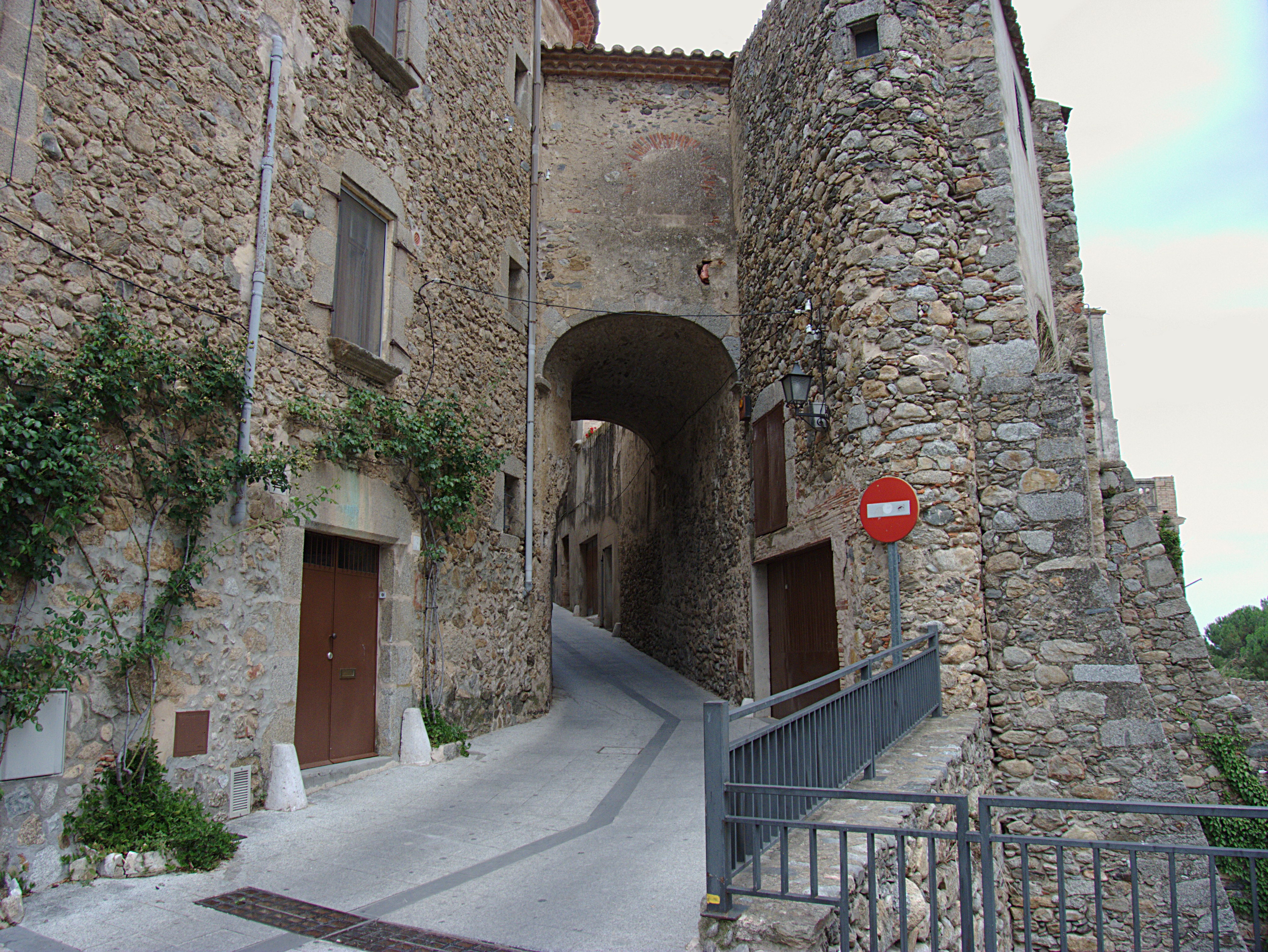Calle del Pont, Maçanet de Cabrenys - By Bertrand GRONDIN  → (Talk) - Own work, CC BY-SA 3.0, https://commons.wikimedia.org/w/index.php?curid=16145073.