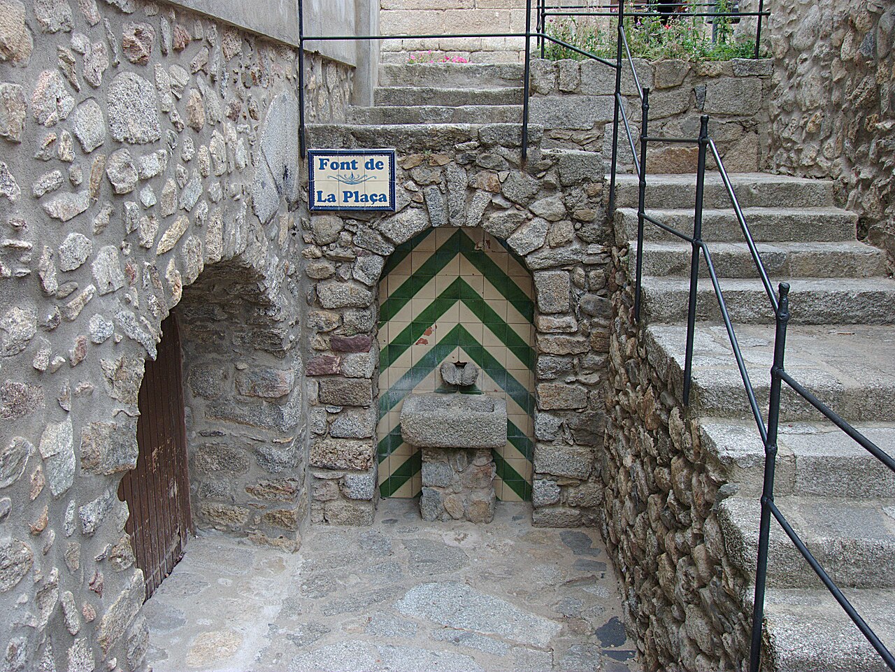 Fuente de la Plaza de la Vila de Maçanet de Cabrenys - By Bertrand GRONDIN  → (Talk) - Own work, CC BY-SA 3.0, https://commons.wikimedia.org/w/index.php?curid=16145136.