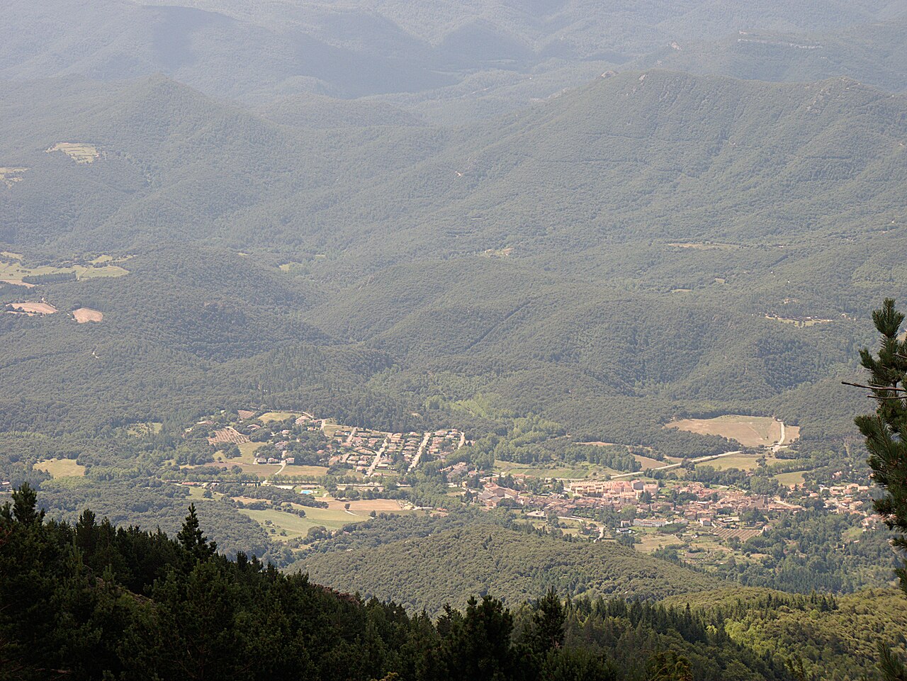 Perspectiva de Maçanet de Cabrenys desde El Roc de Frausa ( frontera entre Francia y España, Pico de 1421 m de altitud situado en la sierra de las Salinas) - Bertrand GRONDIN  → (Talk) - Own work, CC BY-SA 4.0, https://commons.wikimedia.org/w/index.php?curid=16264834.