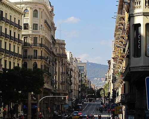 Vía Layetana, Barcelona: Historia, Arquitectura y Restaurantes.
