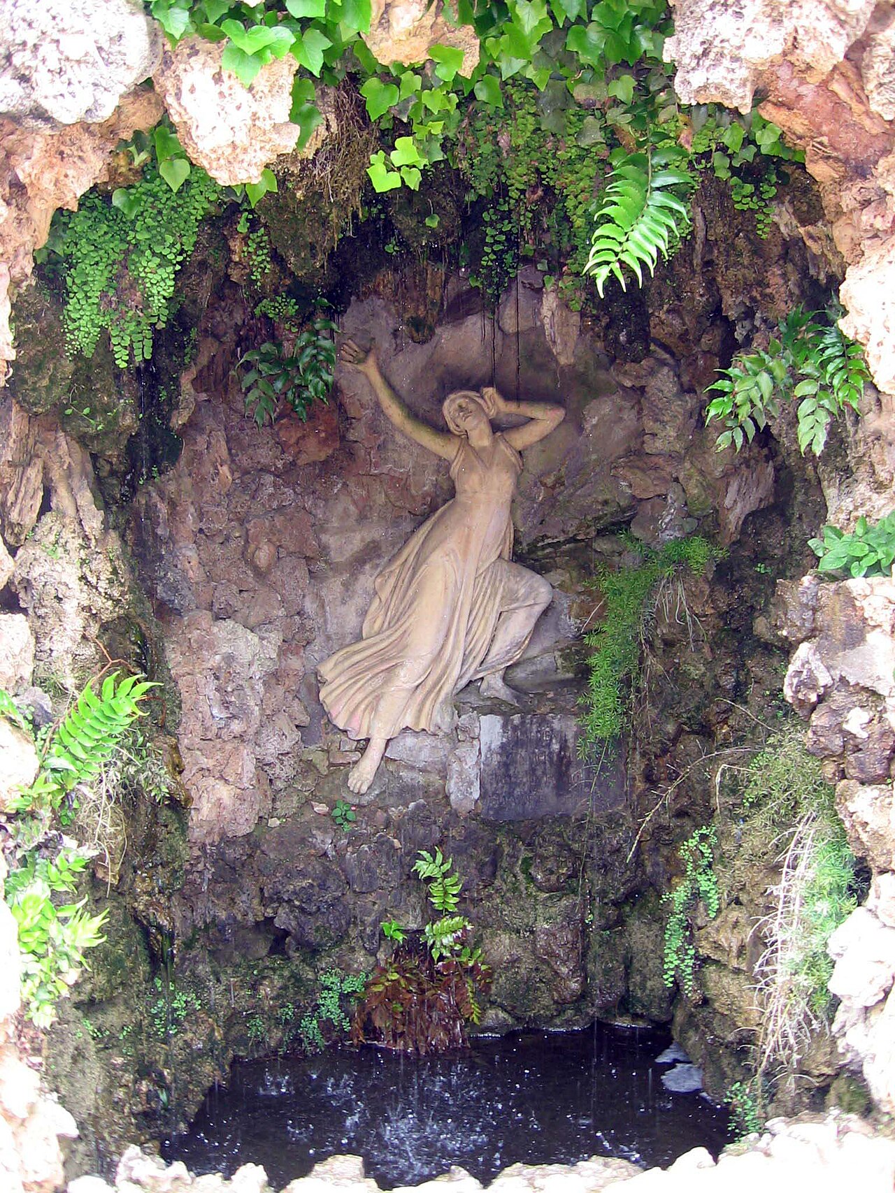 Gruta de Eco y Narciso - Por Canaan - Trabajo propio, CC BY-SA 3.0, https://commons.wikimedia.org/w/index.php?curid=19248303.